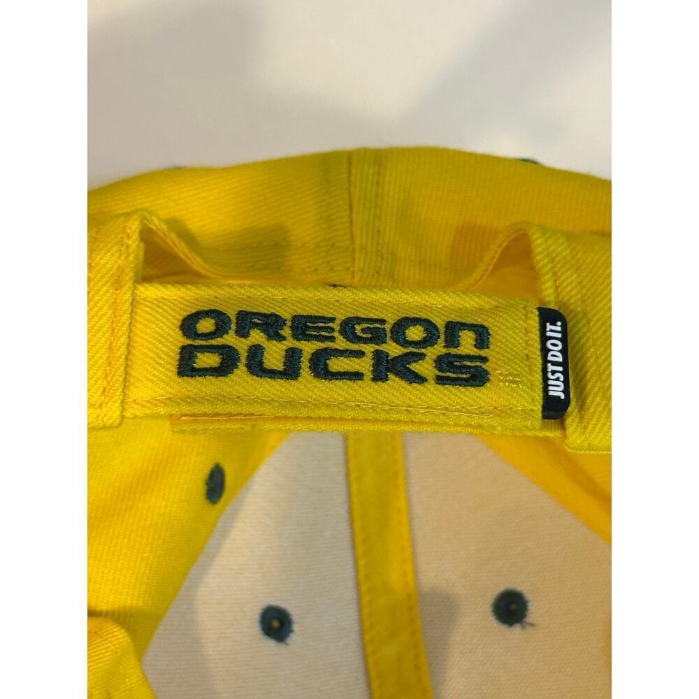 Vintage Nike Men's Yellow Oregon Ducks Swoosh Performance Flex Baseball Hat - Picture 3 of 9